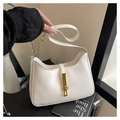 Vue détaillée du sac hobo blanc avec bandoulière en chaîne dorée et boucle métallique - Blanc