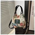Nahaufnahme der Blumenstickerei auf der beigen Beuteltasche mit grünem Logo-Patch - Vintage Rote Blumen (Stil 2)