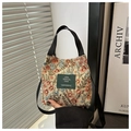 Nahaufnahme des Vintage-Blumenmusters und des dunkelgrünen Etiketts der Minischultertasche - Landhaus Orange Blumen (Stil 3)