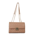 Khakifarbene Stepptasche mit quadratischer schwarzer Steinschnalle und Kette - Khaki