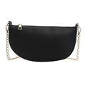 Borsa a spalla a mezzaluna in pelle nera martellata con catena dorata su sfondo bianco puro - Nero