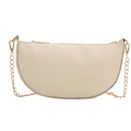 Elegante borsa a mezzaluna beige con trama litchi, catena dorata e dettaglio zip - Bianco Sporco