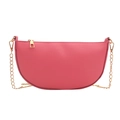 Borsa a sella a mezzaluna rosa in pelle martellata con catena dorata da donna - Rosa
