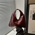 Bolso de mano media luna burdeos brillante con cadena plateada y asa para mujer - Rojo