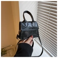 Détail du mini sac à main noir à motif crocodile, fini brillant et fermoir doré - Noir