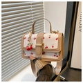 Détail du sac bandoulière blanc avec imprimé cerises et large sangle beige en tissu - Kaki