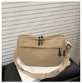 Detail der beigen Nylon-Halbmondtasche mit Doppelreißverschluss und Webriemen - Khaki
