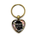 Porte-clés cœur en bronze vintage avec motif floral et texte Grace upon Grace stylé - GRACE upon Grace / Bronze
