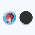 Imán de cristal 25mm con vieira roja sobre agua azul y parte trasera magnética - Estilo Vieira Roja (JY007728-1)