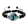 Bracelet de basket à perles noires mates avec pendentif athlète et cordon ajustable - Silhouette Dunk Fond Bleu Clair (JY007835-2)