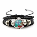 Bracelet en cuir tressé avec des cardinaux et une croix sur un charm en verre - Croix Oiseau Rouge Vitrail (JY007874-3)