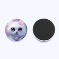 Imán de nevera redondo con ilustración de gato blanco y parte trasera magnética negra - Gato Blanco de Dibujos Animados Rosa (JY007919-3)