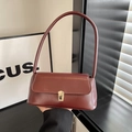 Bolso de axila rectangular minimalista en cuero burdeos con cierre dorado y correa de hombro - Burdeos
