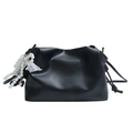 Sac à bandoulière plissé noir avec breloque en perles et nœud en dentelle - Avec Pendentif / Noir