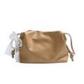 Sac nuage kaki avec nœud en dentelle et perles sur fond blanc immaculé - Avec Pendentif / Marron