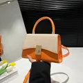 Sac à bandoulière chic bicolore en cuir orange et toile crème avec fermoir doré - Orange