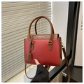 Detalle del bolso rojo con asas marrones y estampado de logotipo dorado para mujer - Rojo