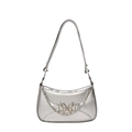 Sac bandoulière argenté métallisé avec boucle papillon et chaîne sur fond blanc - Argenté