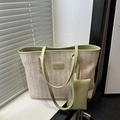 Sac fourre-tout minimaliste en paille tressée avec garniture verte et pochette assortie - Vert