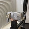 Bolso de hombro plateado de tejido trenzado con patrón cuadrado y hebilla triangular - Plateado