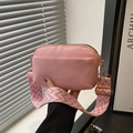 Sac à bandoulière rose avec sangle large à motifs et détails dorés de style moderne - Rose