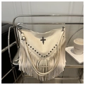Dettaglio della borsa hobo crema con lunghe frange, borchie metalliche e ciondolo a croce - Bianco