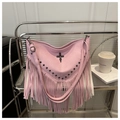 Borsa hobo rosa con rivetti, lunghe nappe e dettaglio croce in metallo - Rosa