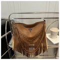 Dettaglio borsa marrone con frange borchie e ciondolo a croce su supporto metallico - Marrone