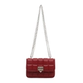 Borsa a tracolla rossa trapuntata con catena e chiusura argentata, design elegante e trendy - Rosso
