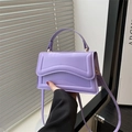 Borsa quadrata viola lavanda con goffratura a onde e tracolla regolabile - Viola