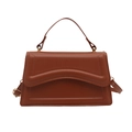 Borsa a tracolla marrone in ecopelle con cuciture curve e dettagli in oro - Marrone
