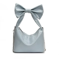 Hellblaue Handtasche aus Lackleder mit Schleifengriff und silberner Kettenschultergurt - Blau
