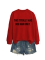 Détail d'un sweat rouge à col rond avec slogan noir et short en jean délavé - S / Rouge Vif (Police Noire)