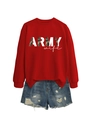 Mise à plat de sweat rouge imprimé Army Wife et short en jean bleu délavé à trous - S / Rouge (Lettres Blanches Graphique)
