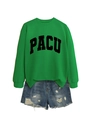Detail eines grünen Sweatshirts mit PACU-Aufdruck und Distressed-Denim-Shorts - S / Grasgrün (Schwarze Schrift)
