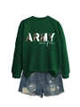 Détail du sweat Army Wife avec lettrage camouflage et mini short en jean usé - Vert Foncé (Lettres Blanches Graphique)