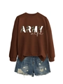Détail du sweat Army Wife marron avec lettrage camouflage et short en jean vieilli - Café (Lettres Blanches Graphique)