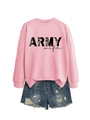 Détail à plat du sweat rose avec imprimé Army Wife et short en jean déchiré stylé - Rose (Texte Noir)