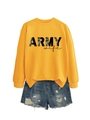 Détail du sweat Army Wife avec lettrage camouflage et short en jean vieilli - Jaune (Texte Noir)