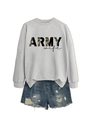 Vue détaillée du sweat-shirt Army Wife gris clair avec un short en jean usé à plat - Gris (Graphismes Noirs)