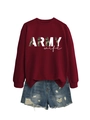 Gros plan du sweat bordeaux à col rond avec motif Army Wife rempli de camouflage - Rouge Vin (Texte Blanc)
