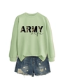 Vue à plat du sweat Army Wife vert sauge avec un short en jean délavé usé - Vert Olive (Texte Noir)