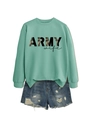 Détail du sweat vert menthe avec imprimé Army Wife et short en jean bleu délavé - Vert Clair (Graphismes Noirs)