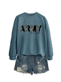 Détail à plat du sweat-shirt Army Wife avec texte camouflage et short en jean - Bleu (Graphismes Noirs)