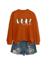 Détail du sweat orange avec imprimé ARMY wife et short en jean bleu délavé troué - Orange Brûlé (Texte Blanc)