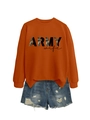 Détail du sweat Army Wife avec lettrage camouflage et short en jean effiloché - Orange Brûlé (Texte Noir)