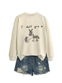 Mise à plat de sweat beige avec motif cheval amusant et short en jean déchiré - S / Sable
