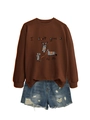 Détail d'un sweat marron avec motif animal et d'un short en jean délavé aux finitions usées - S / Café