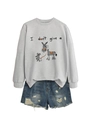 Détail du sweat-shirt à col rond imprimé et du short en jean avec déchirures et franges - S / Gris