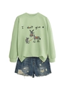 Mise à plat d'un sweat vert clair avec imprimé humoristique et mini short en jean - S / Vert olive